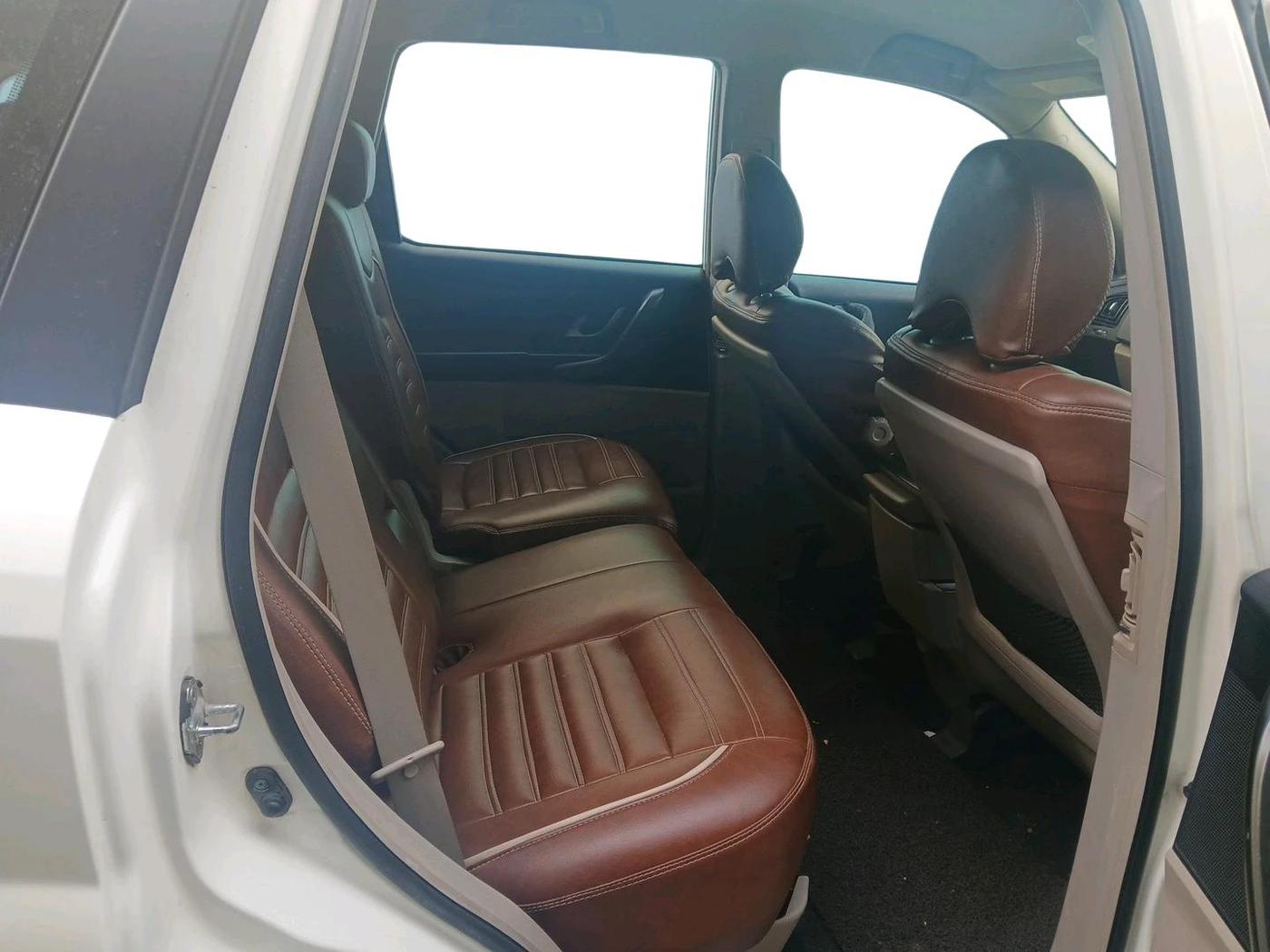 2017 Mahindra XUV500 W6, Diesel, Manual, 1,33,660 km, interior