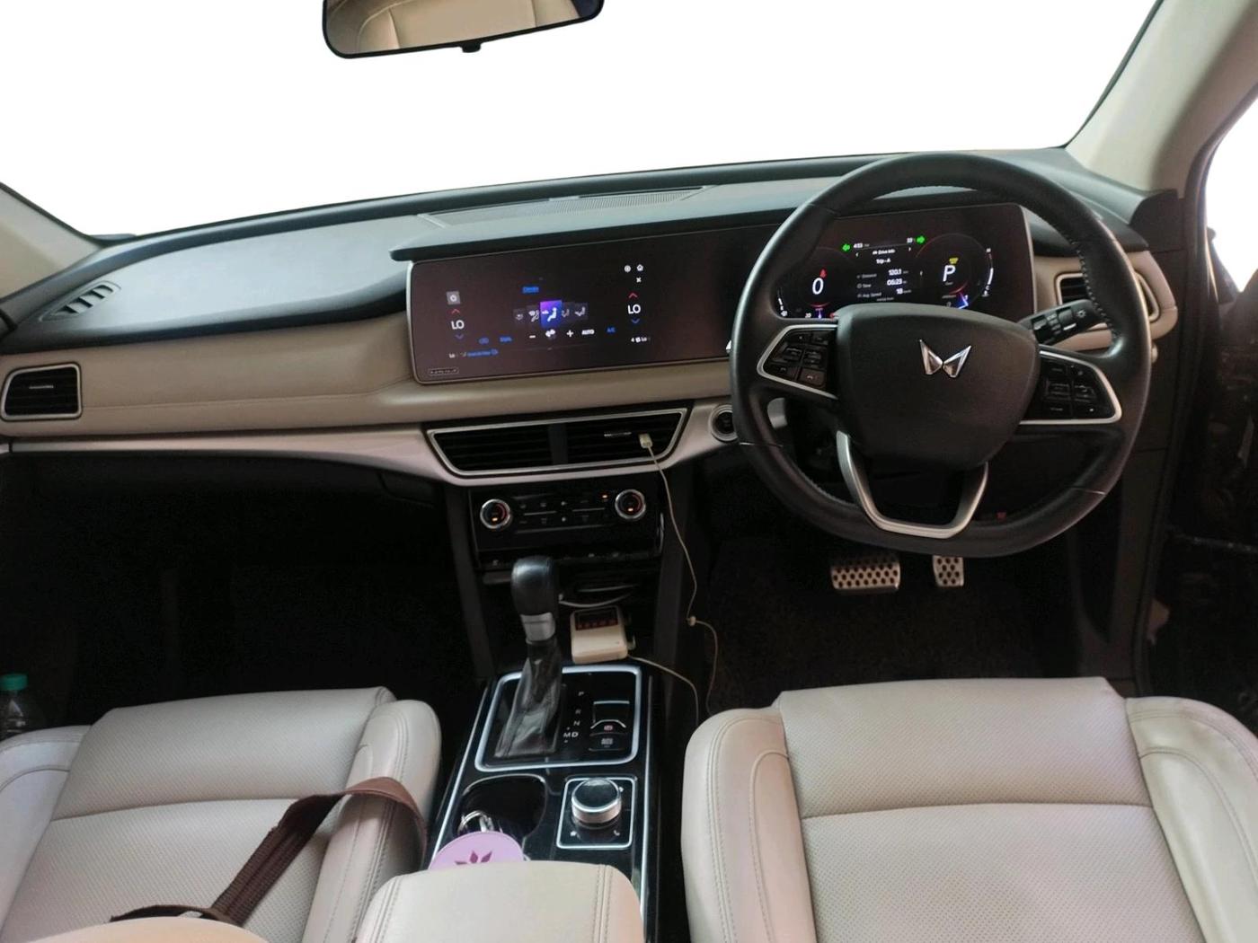 2023 Mahindra XUV700 AX 7 LUXURY P AT 7 STR, Petrol, Automatic, 48,258 km, interior