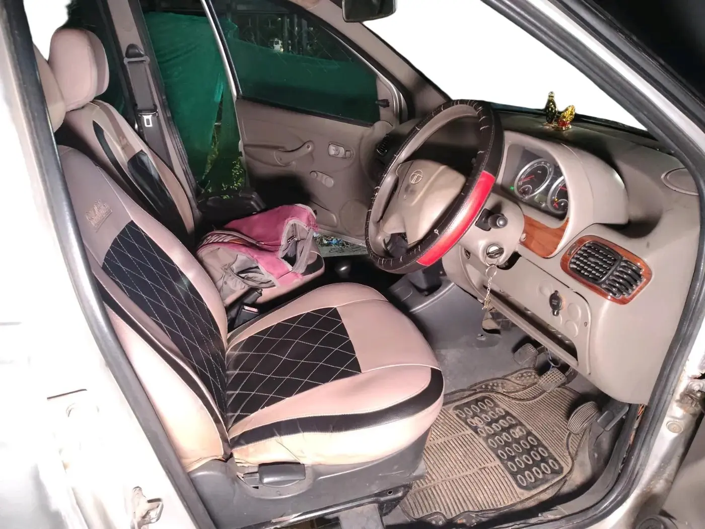 2011 Tata Indica V2 DLS, Diesel, Manual, 2,02,661 km, interior