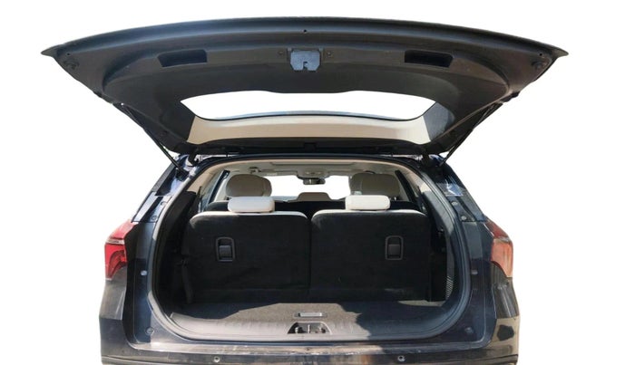 2022 Mahindra XUV700 AX 7 LUXURY D AWD AT 7 STR, Diesel, Automatic, 60,619 km, exterior