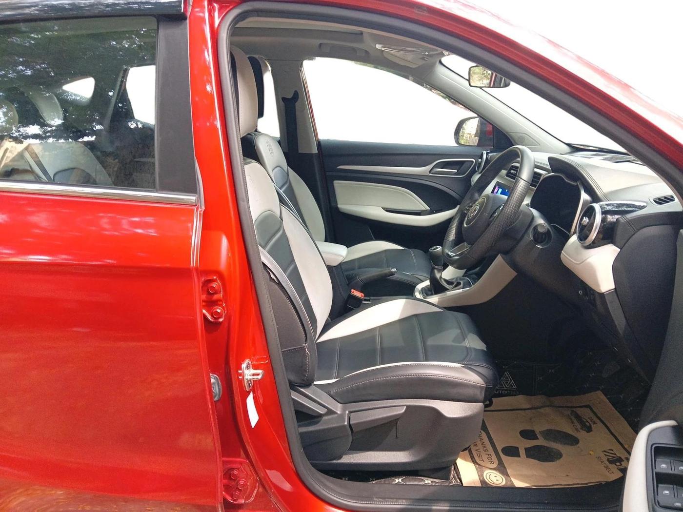 2024 MG ASTOR Select 1.5 MT (Ivory), Petrol, Manual, 25,302 km, interior