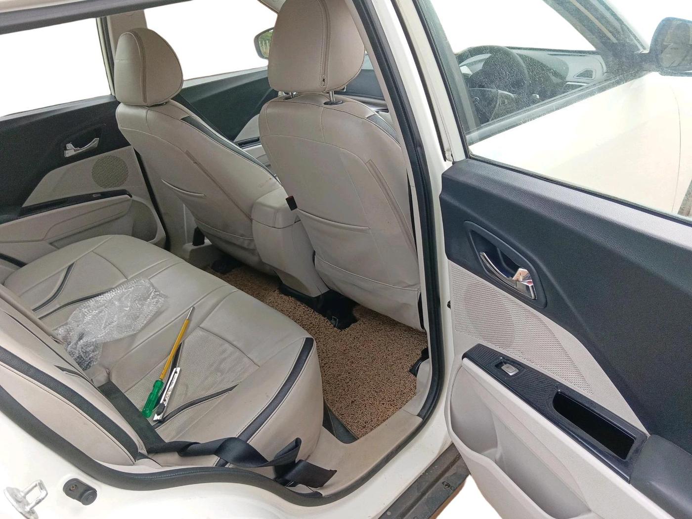 2020 Mahindra XUV300 W8 1.2 PETROL, Petrol, Manual, 1,13,000 km, interior