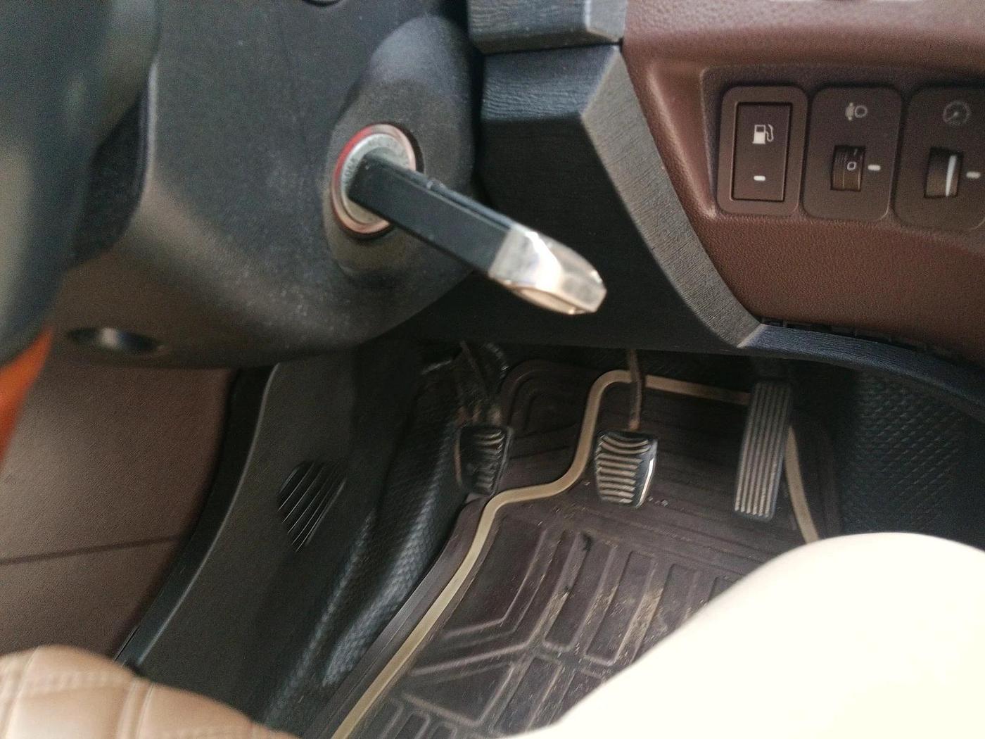 2012 Mahindra XUV500 W6, Diesel, Manual, 1,45,062 km, interior