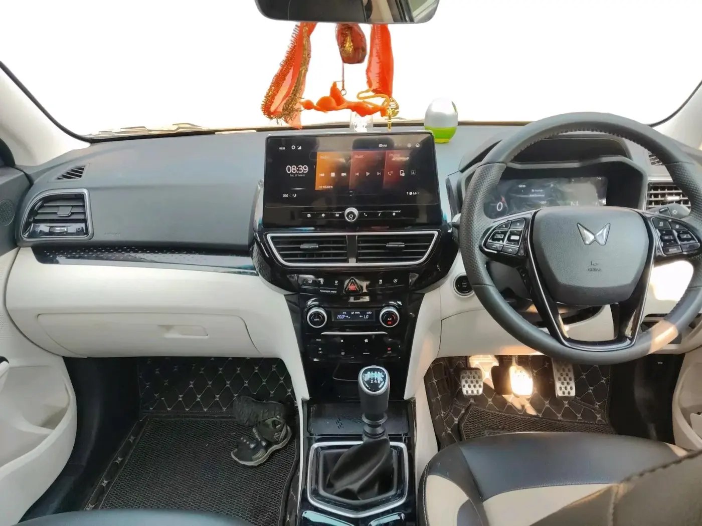 2025 Mahindra XUV 3XO AX5L 1.2 TGDi, Petrol, Manual, 12,000 km, interior