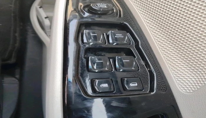 2025 Mahindra XUV 3XO AX5L 1.2 TGDi, Petrol, Manual, 11,986 km, interior