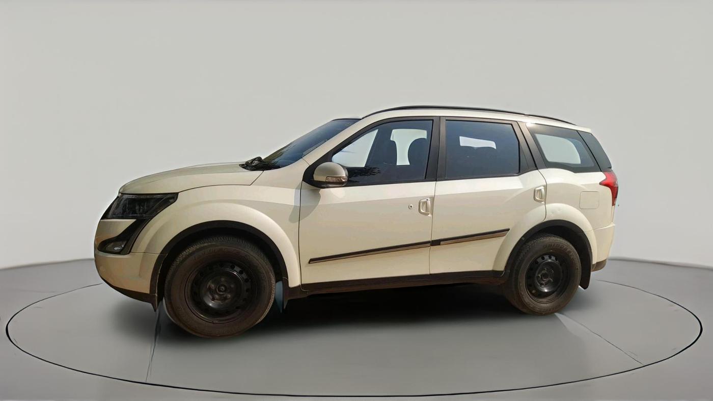 2020 Mahindra XUV500 W7, Diesel, Manual, 9,00,000 km, exterior