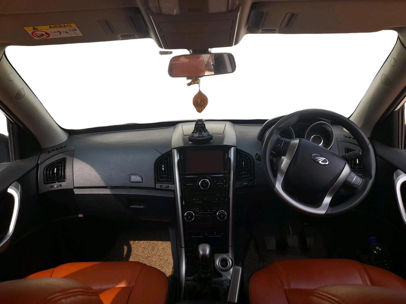 2020 Mahindra XUV500 W7, Diesel, Manual, 9,00,000 km, interior