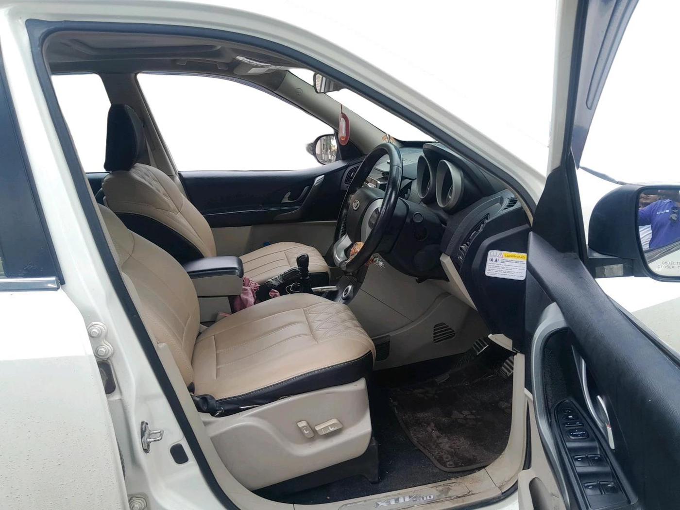 2015 Mahindra XUV500 W10, Diesel, Manual, 1,43,197 km, interior