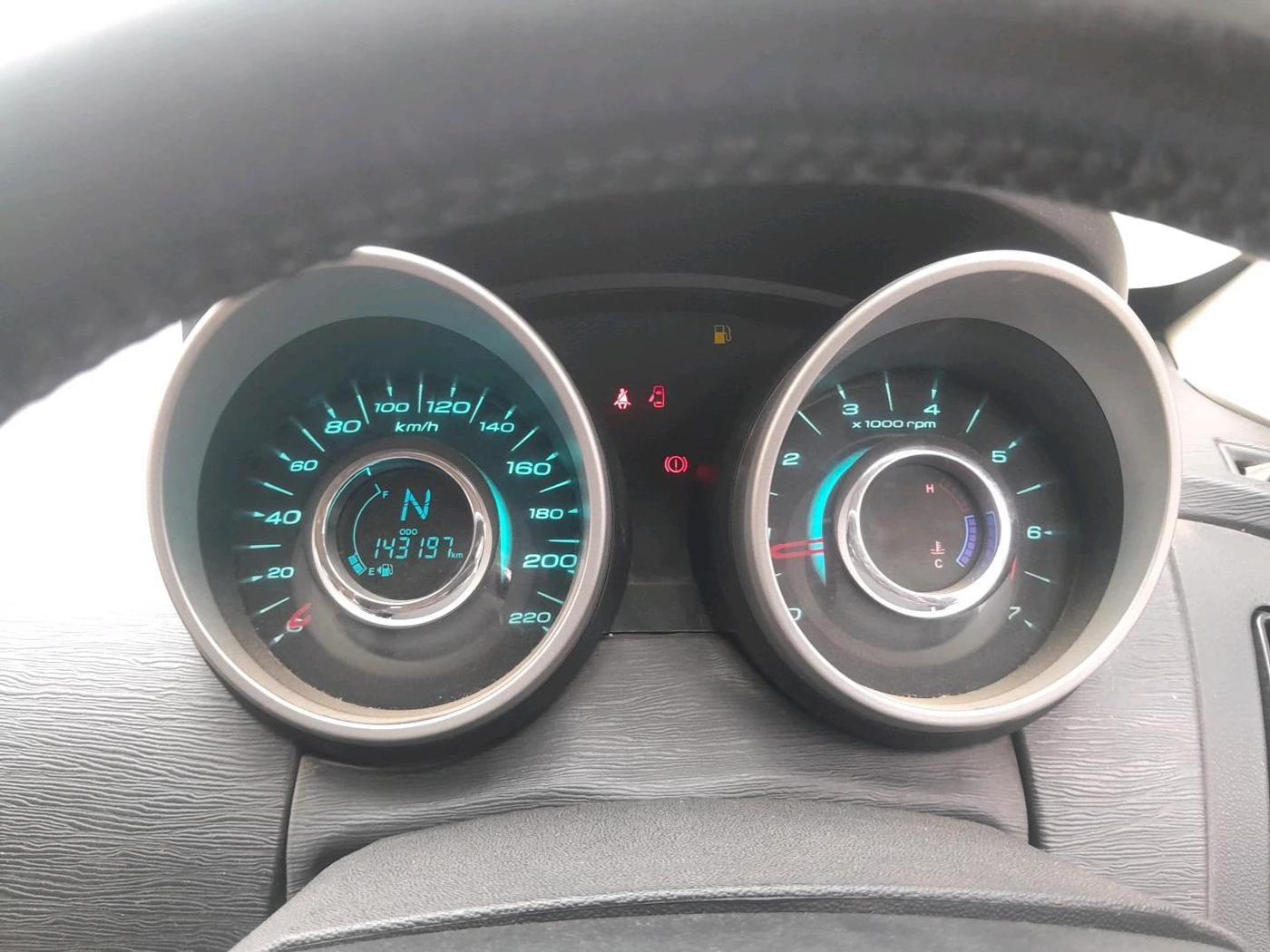 2015 Mahindra XUV500 W10, Diesel, Manual, 1,43,197 km, interior