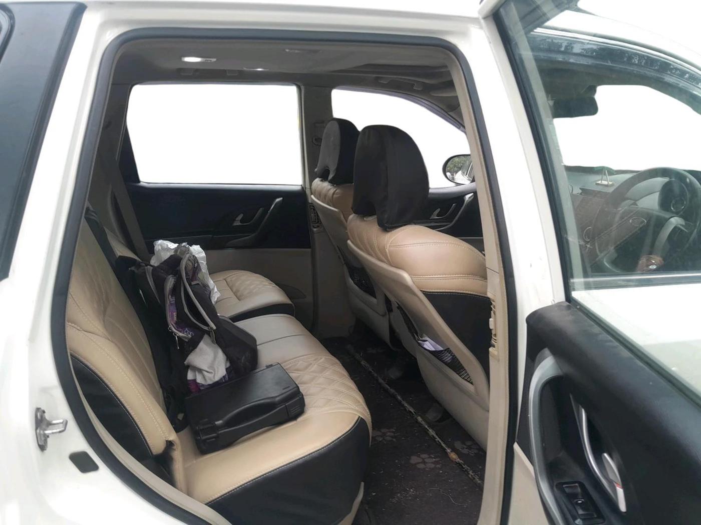 2015 Mahindra XUV500 W10, Diesel, Manual, 1,43,197 km, interior