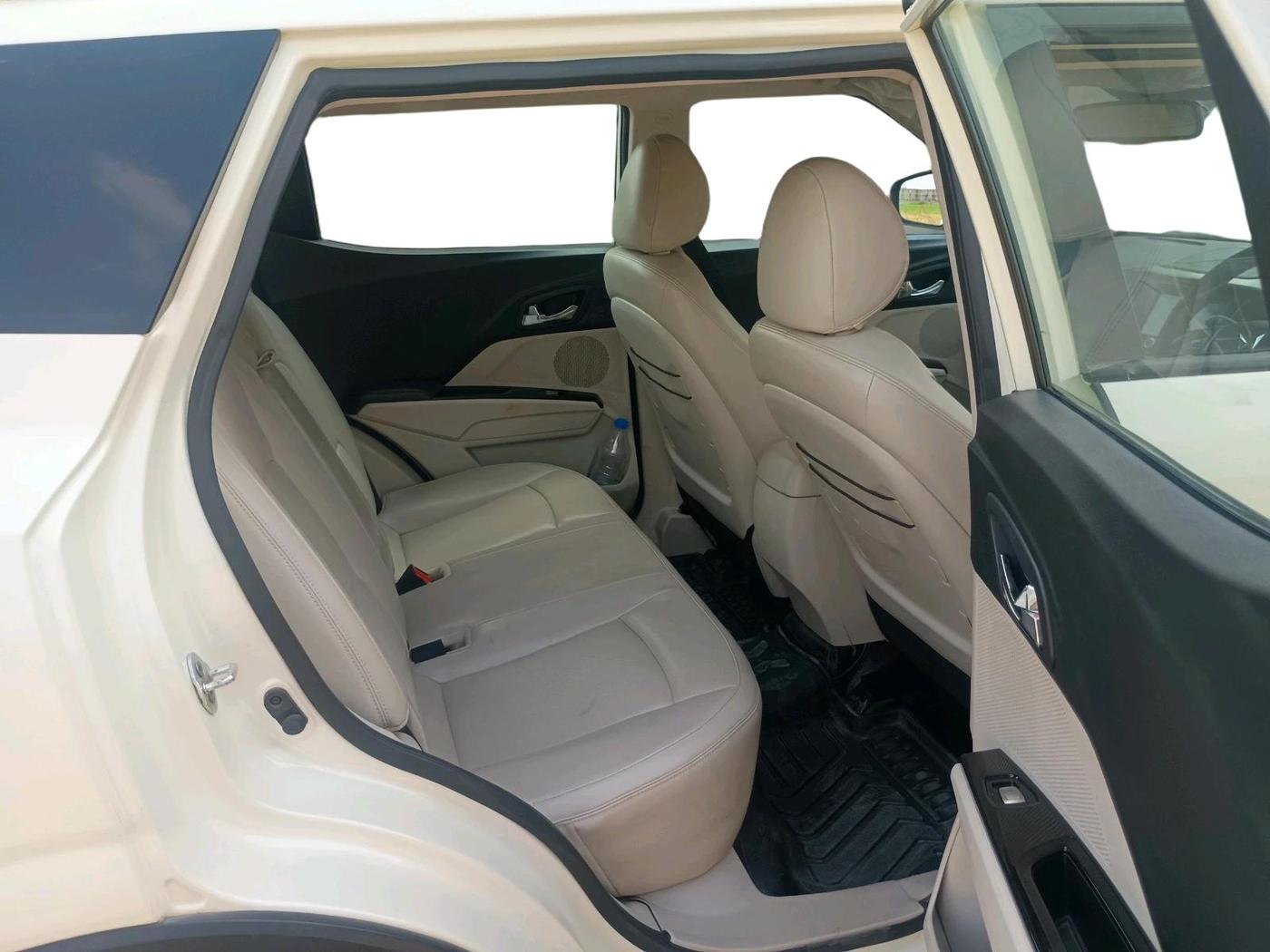 2023 Mahindra XUV300 W8 (O) 1.5 DIESEL, Diesel, Manual, 46,991 km, interior