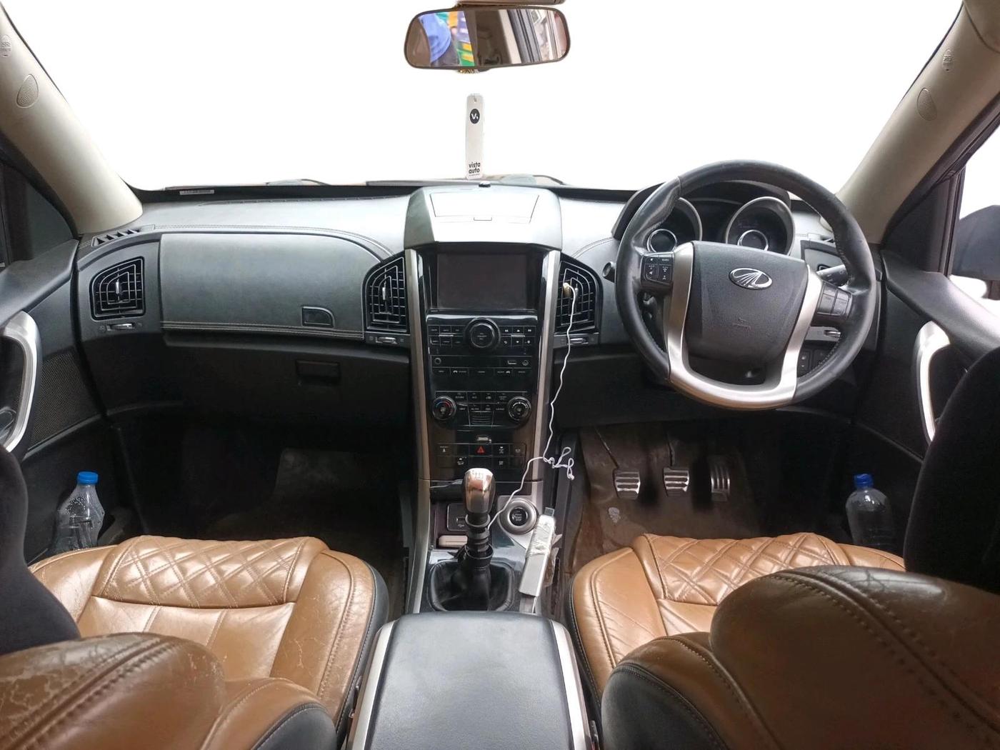 2018 Mahindra XUV500 W11, Diesel, Manual, 1,01,721 km, interior