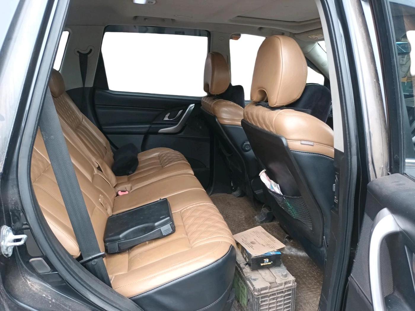 2018 Mahindra XUV500 W11, Diesel, Manual, 1,01,721 km, interior