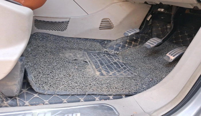 2015 Mahindra XUV500 W10, Diesel, Manual, 1,66,000 km, interior