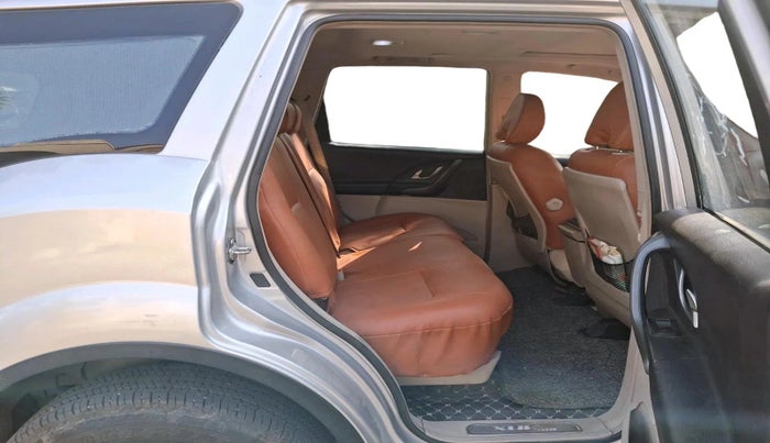 2015 Mahindra XUV500 W10, Diesel, Manual, 1,66,000 km, interior