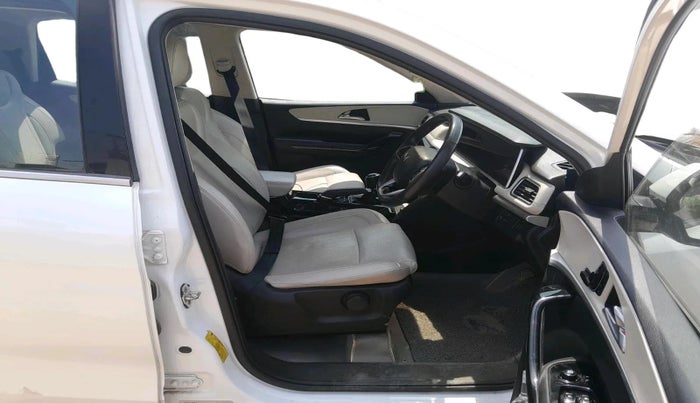 2022 Mahindra XUV700 AX 7 D MT 7 STR, Diesel, Manual, 82,703 km, interior