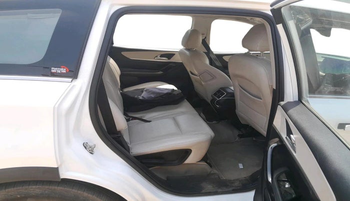 2022 Mahindra XUV700 AX 7 D MT 7 STR, Diesel, Manual, 82,703 km, interior