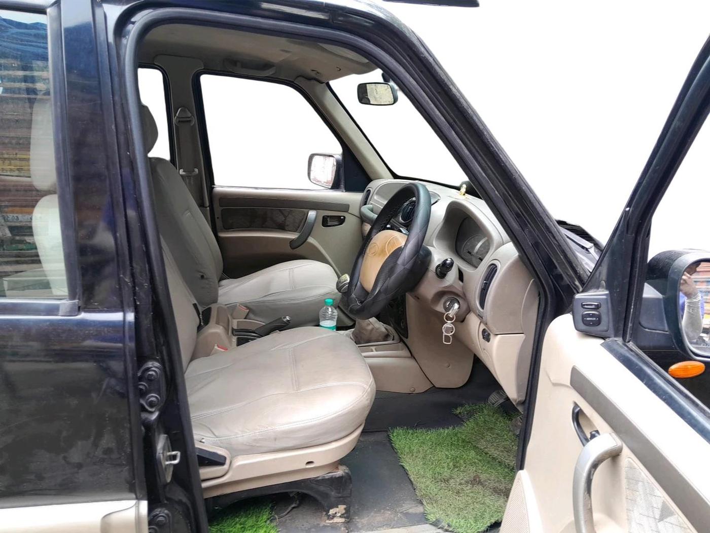 2014 Mahindra Scorpio SLE, Diesel, Manual, 1,04,000 km, interior