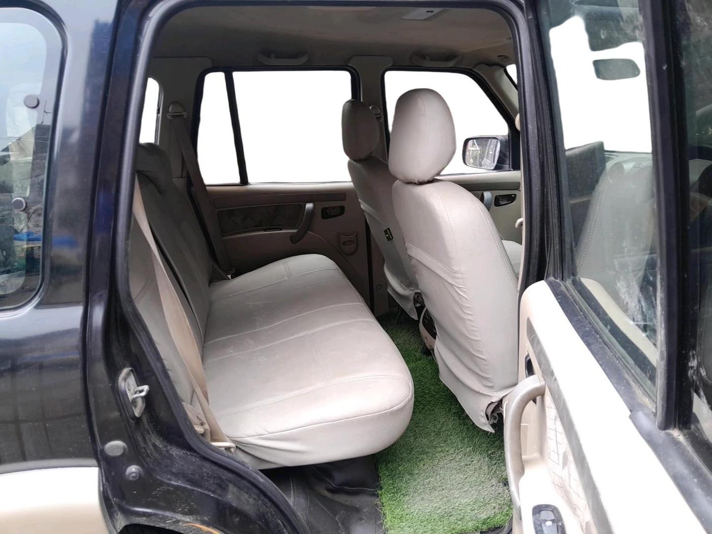 2014 Mahindra Scorpio SLE, Diesel, Manual, 1,04,000 km, interior