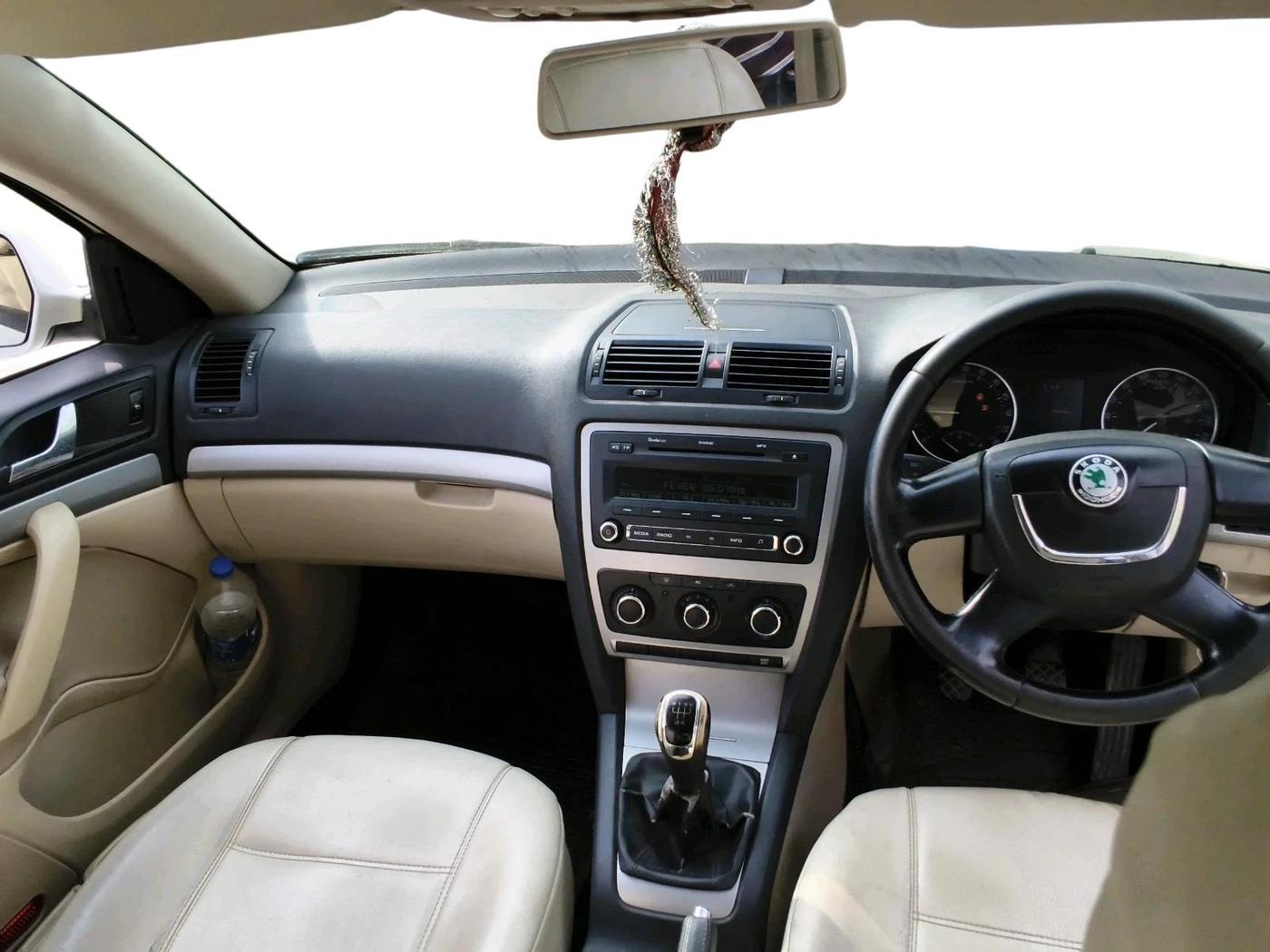 2012 Skoda Laura AMBITION 2.0 TDI CR MT, Diesel, Manual, 2,03,512 km, interior