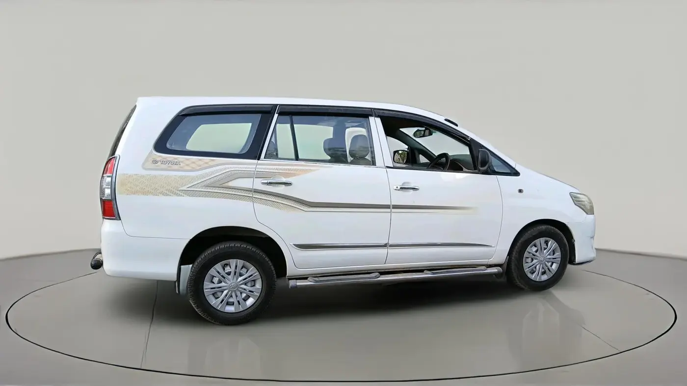 2013 Toyota Innova 2.5 G 8 STR, Diesel, Manual, 1,70,927 km, exterior