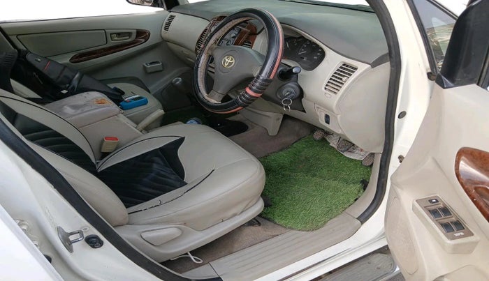 2013 Toyota Innova 2.5 G 8 STR, Diesel, Manual, 1,70,927 km, interior