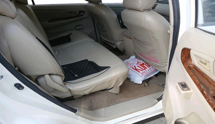 2013 Toyota Innova 2.5 G 8 STR, Diesel, Manual, 1,70,927 km, interior