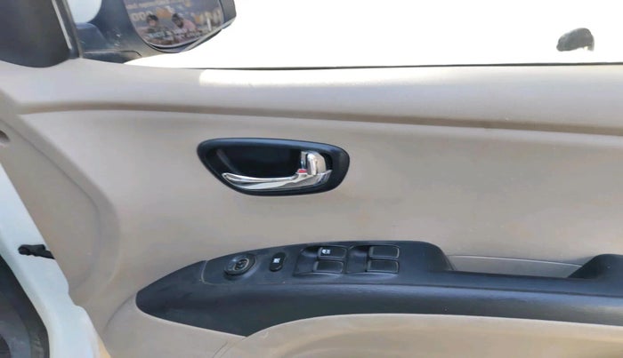 2012 Hyundai i10 SPORTZ 1.2 AT, CNG, Automatic, 84,332 km, interior