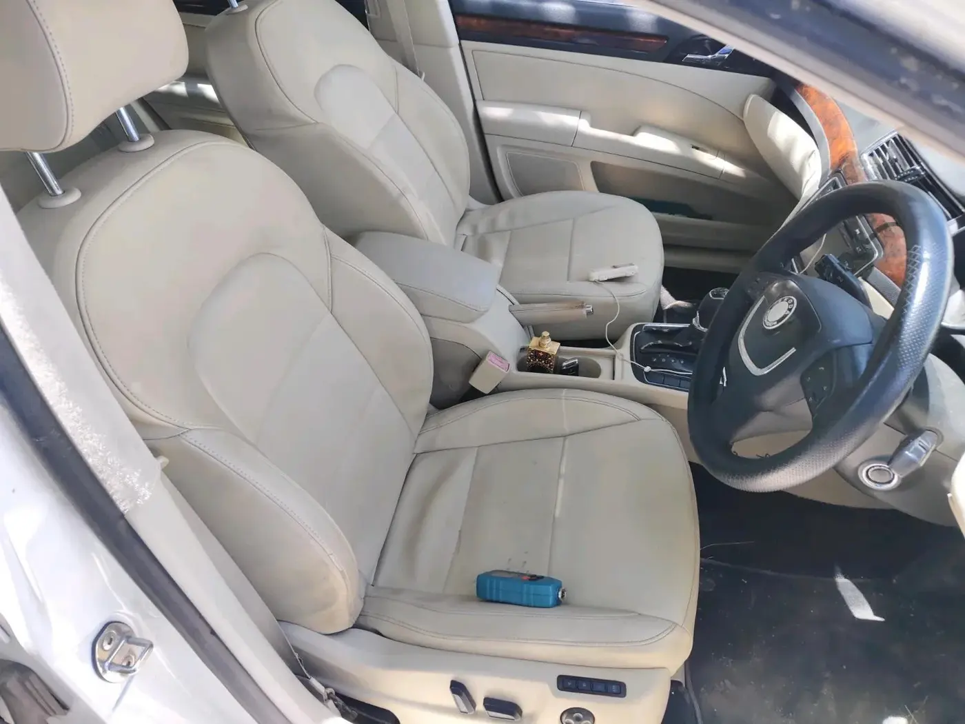 2013 Skoda Superb ELEGANCE 2.0 TDI CR AT, Diesel, Automatic, 1,07,925 km, interior