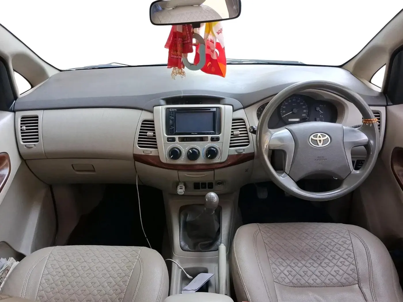 2013 Toyota Innova 2.5 GX 8 STR, Diesel, Manual, 1,77,803 km, interior