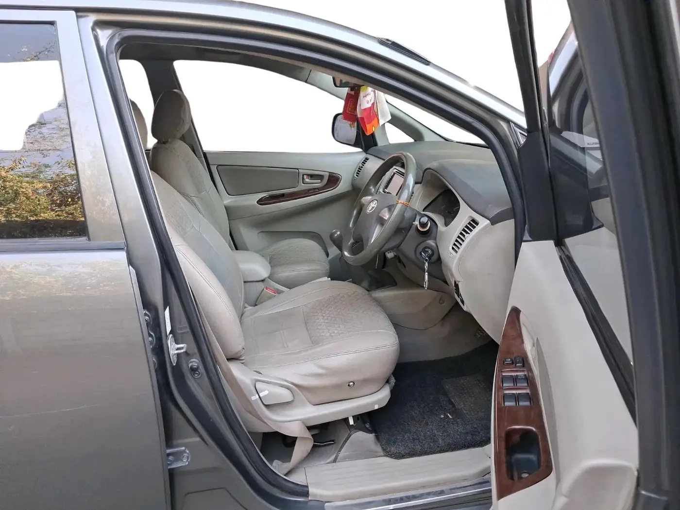 2013 Toyota Innova 2.5 GX 8 STR, Diesel, Manual, 1,77,803 km, interior