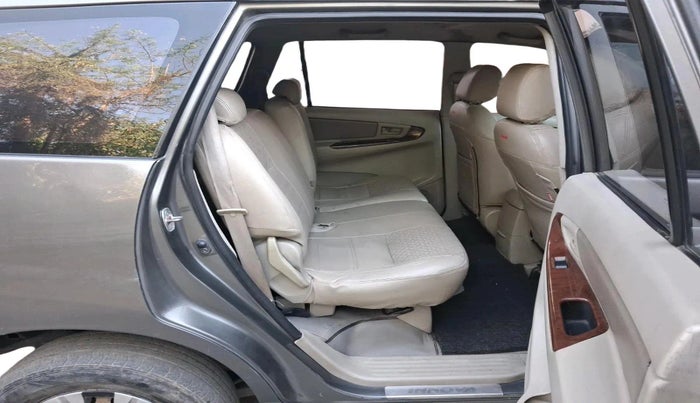 2013 Toyota Innova 2.5 GX 8 STR, Diesel, Manual, 1,77,803 km, interior