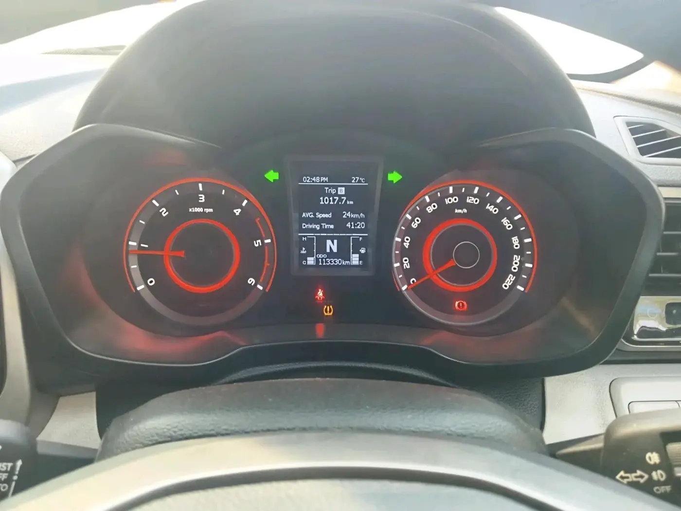 2022 Mahindra XUV300 W8 (O) 1.5 DIESEL, Diesel, Manual, 1,13,330 km, interior
