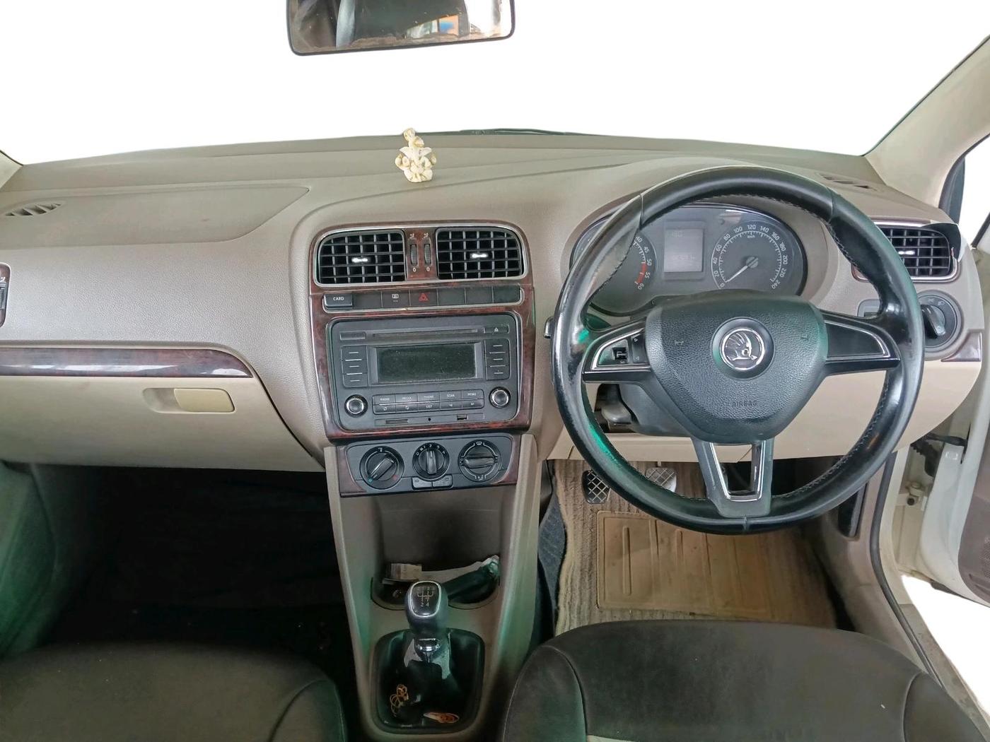 2015 Skoda Rapid 1.5 TDI CR AMBITION PLUS, Diesel, Manual, 2,27,091 km, interior