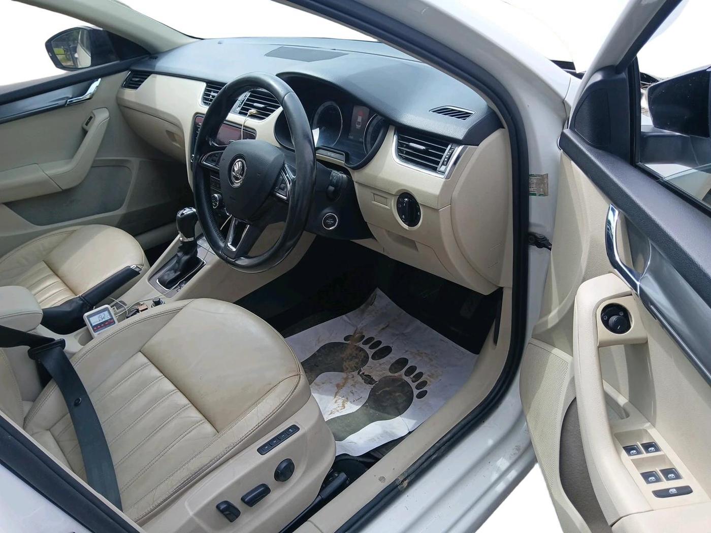 2017 Skoda Octavia STYLE PLUS AT 1.8 TSI, Petrol, Automatic, 97,888 km, interior