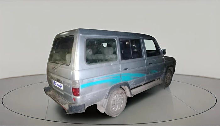 2002 Toyota Qualis  2.4 D FS, Diesel, Manual, 1,30,345 km, exterior