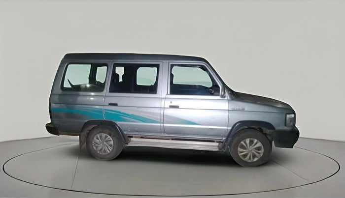 2002 Toyota Qualis  2.4 D FS, Diesel, Manual, 1,30,345 km, exterior