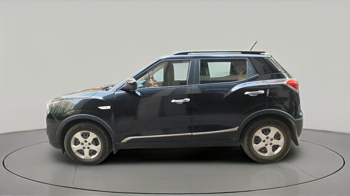 2023 Mahindra XUV300 W6 1.2 PETROL, CNG, Manual, 20,354 km, exterior