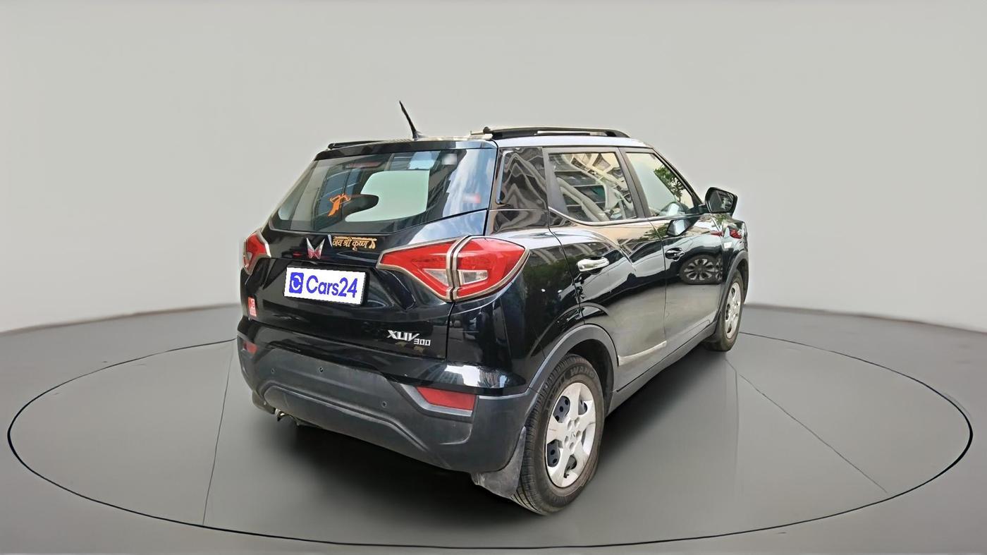 2023 Mahindra XUV300 W6 1.2 PETROL, CNG, Manual, 20,354 km, exterior