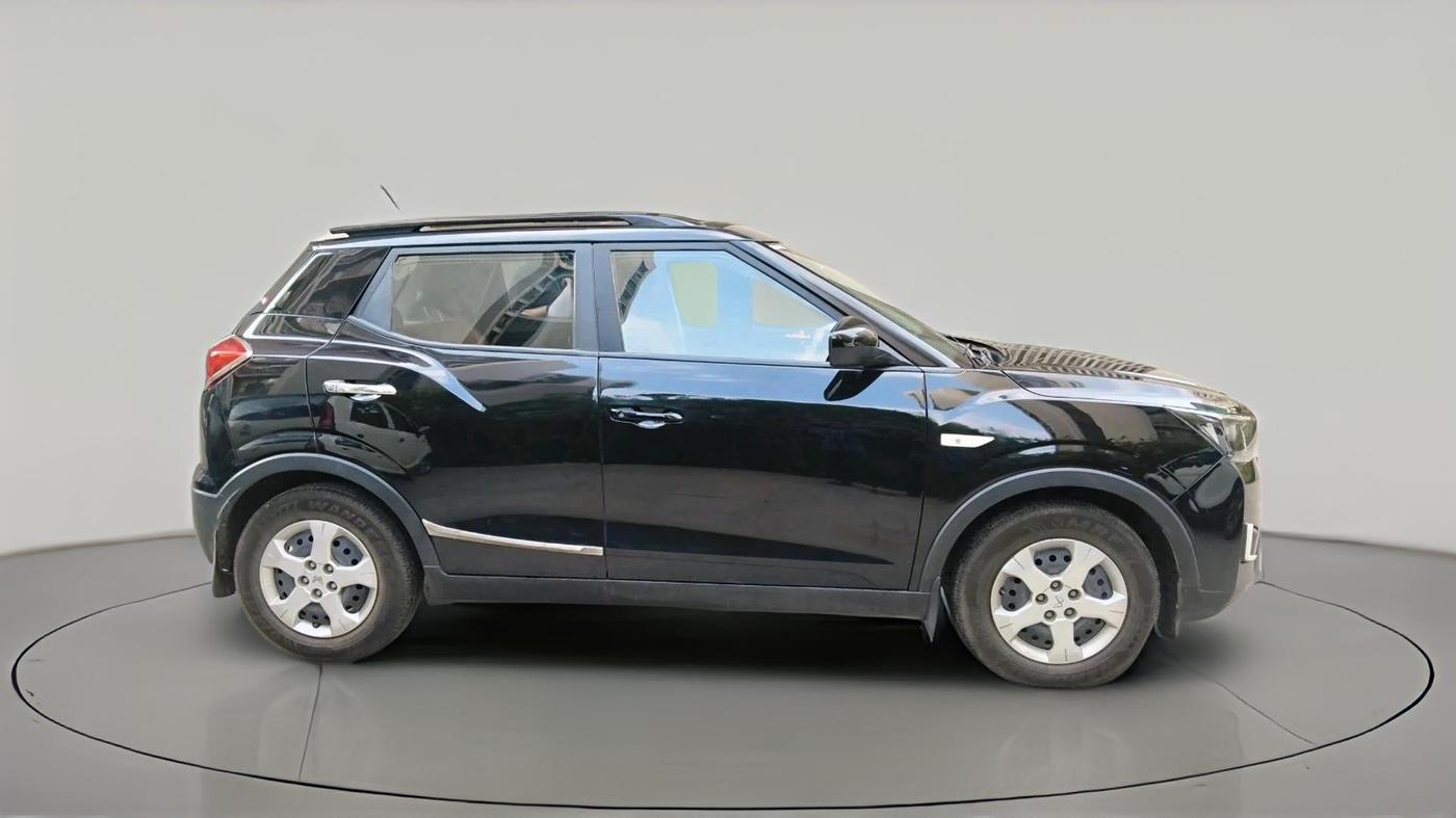 2023 Mahindra XUV300 W6 1.2 PETROL, CNG, Manual, 20,354 km, exterior