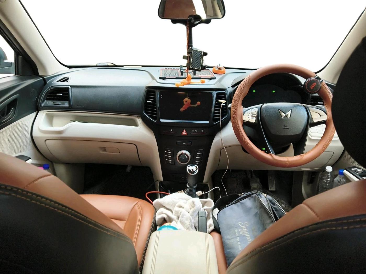 2023 Mahindra XUV300 W6 1.2 PETROL, CNG, Manual, 20,354 km, interior