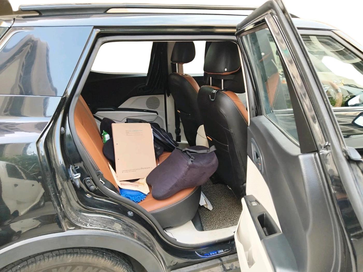 2023 Mahindra XUV300 W6 1.2 PETROL, CNG, Manual, 20,354 km, interior