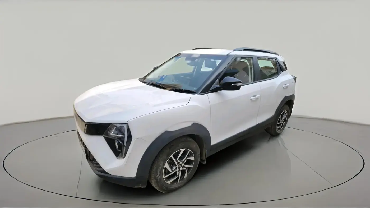 2024 Mahindra XUV 3XO AX5 1.2 L TCMPFi, Petrol, Manual, 11,500 km, exterior