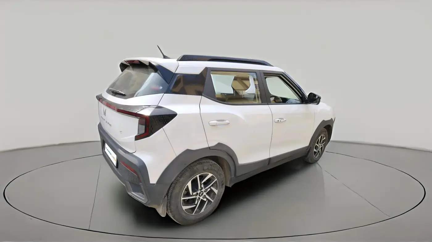2024 Mahindra XUV 3XO AX5 1.2 L TCMPFi, Petrol, Manual, 11,500 km, exterior