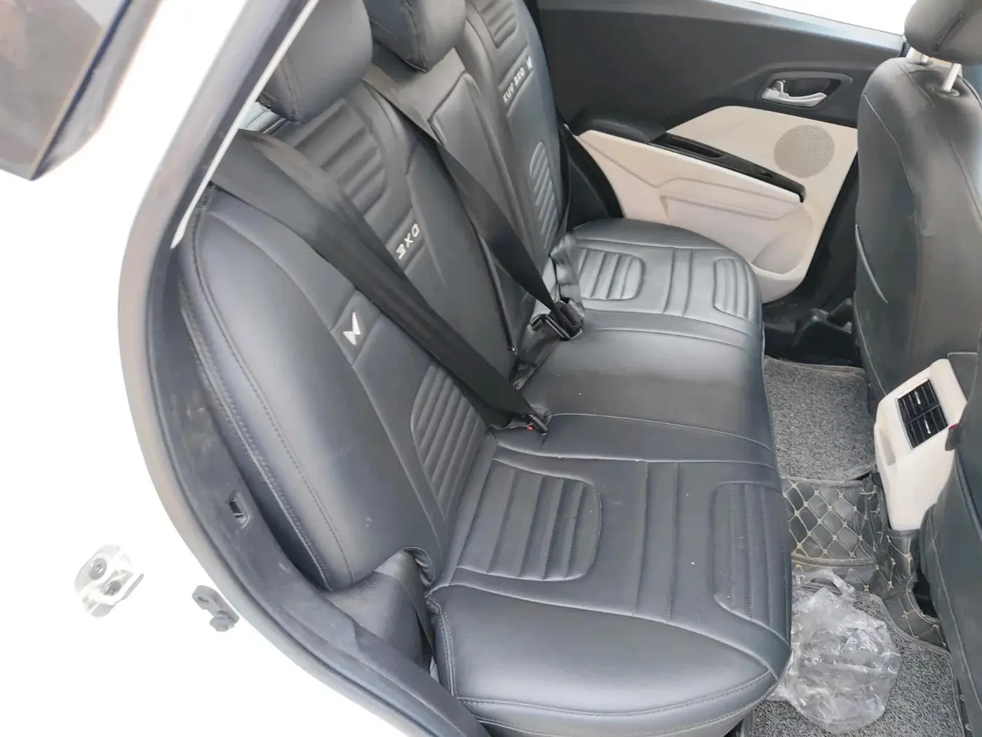 2024 Mahindra XUV 3XO AX5 1.2 L TCMPFi, Petrol, Manual, 11,500 km, interior