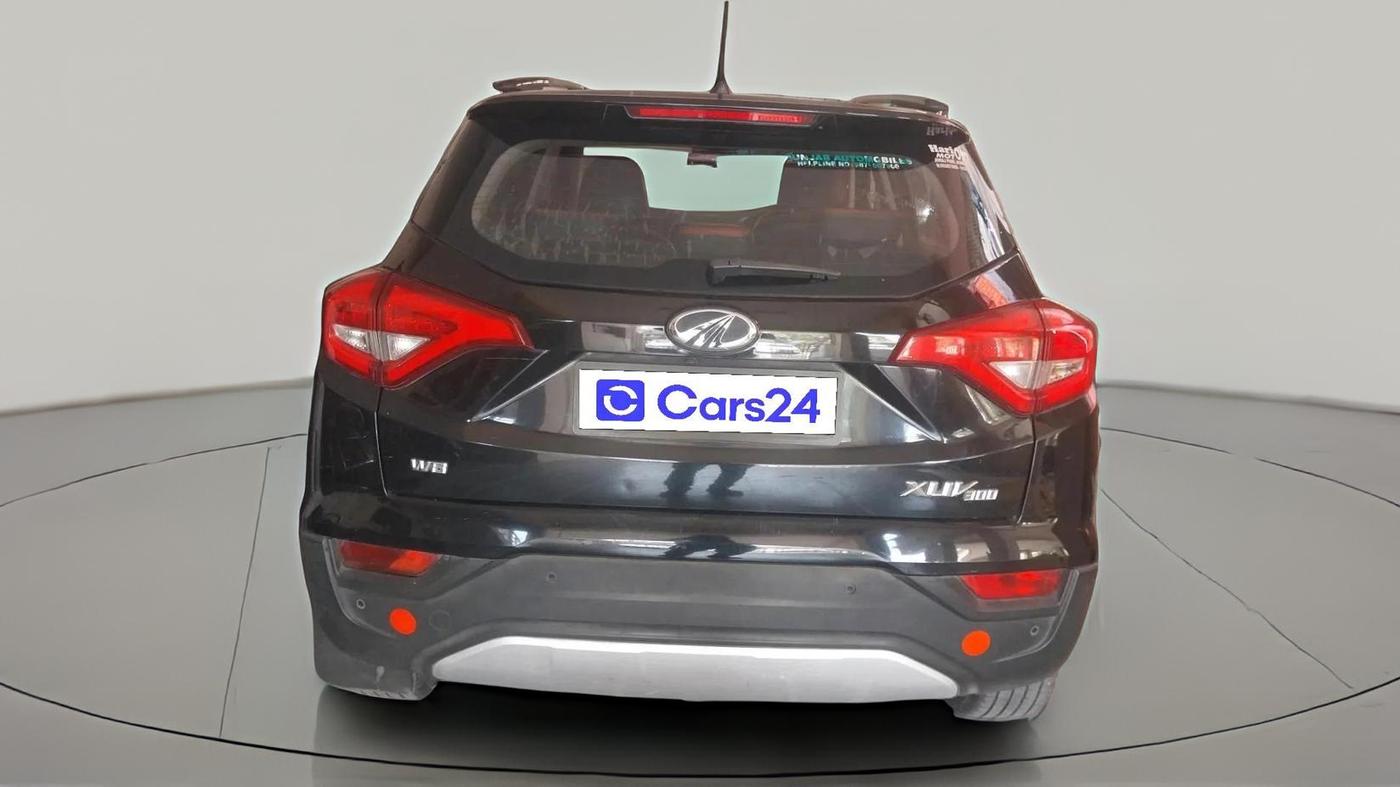 2021 Mahindra XUV300 W8 1.5 DIESEL, Diesel, Manual, 1,00,462 km, exterior
