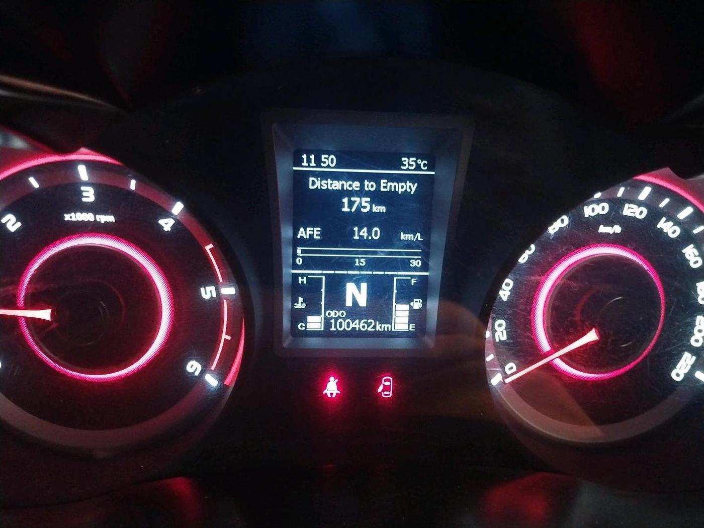 2021 Mahindra XUV300 W8 1.5 DIESEL, Diesel, Manual, 1,00,462 km, interior