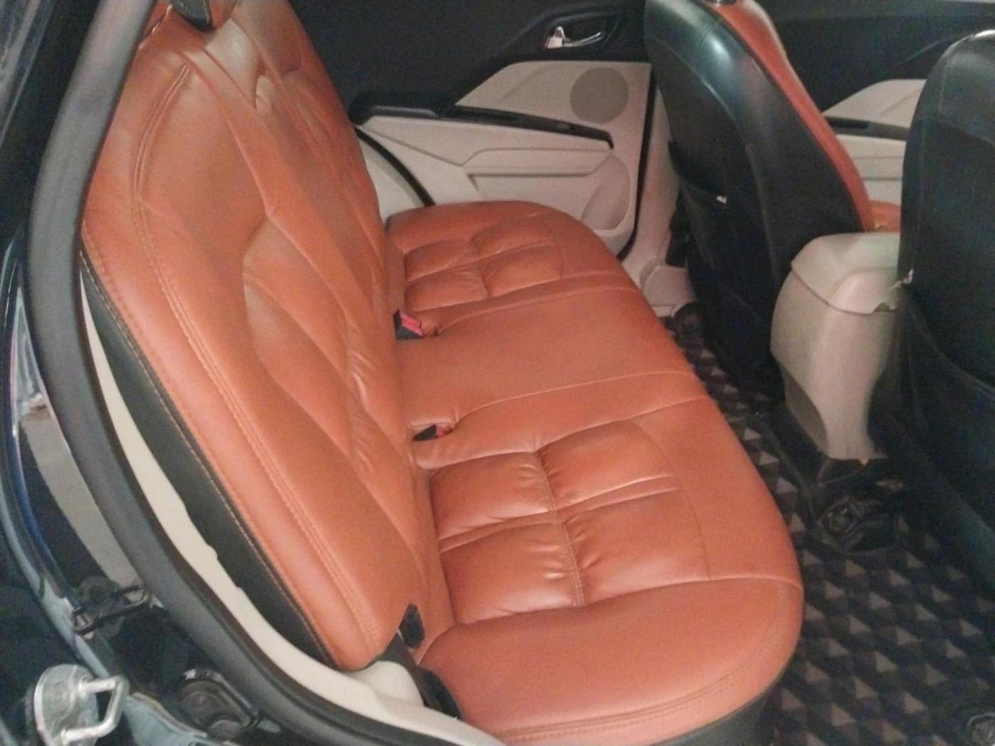 2021 Mahindra XUV300 W8 1.5 DIESEL, Diesel, Manual, 1,00,462 km, interior