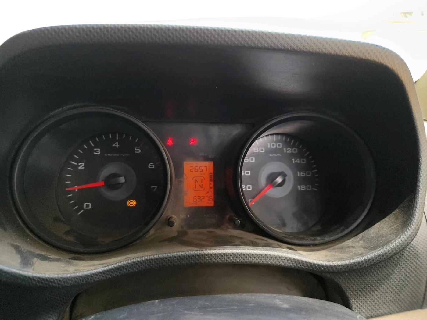 2019 Mahindra TUV300 T4 PLUS, Diesel, Manual, 63,276 km, interior