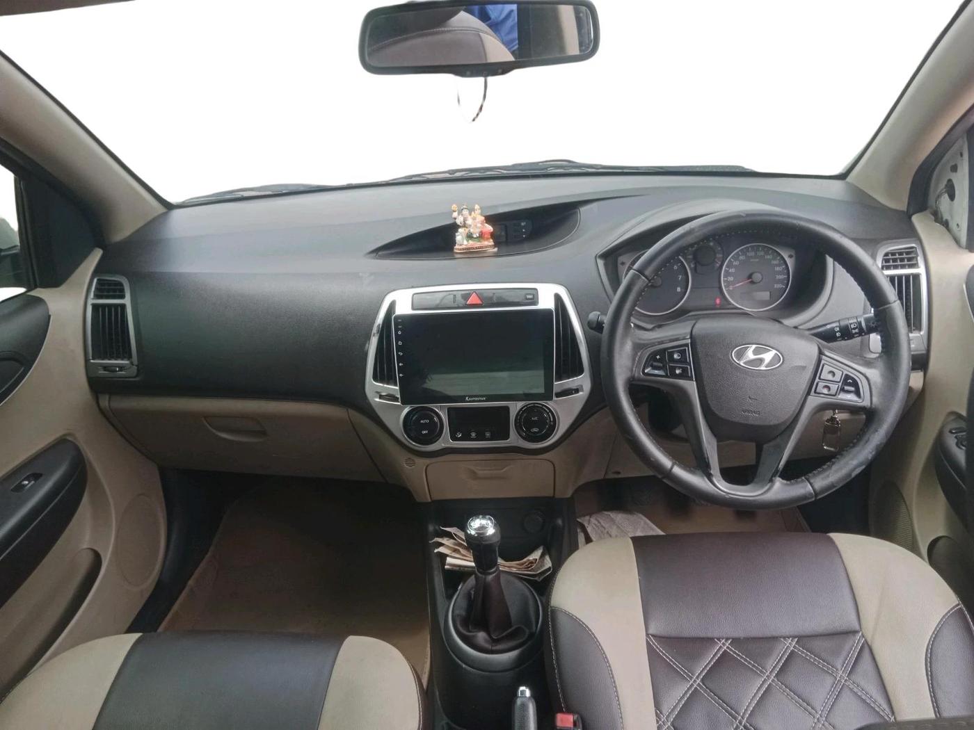 2013 Hyundai i20 SPORTZ 1.2, CNG, Manual, 1,07,560 km, interior